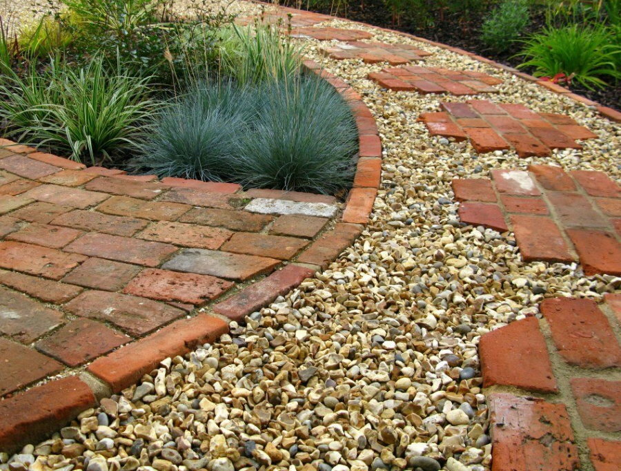 Garden path made of gravel in combination with bricks