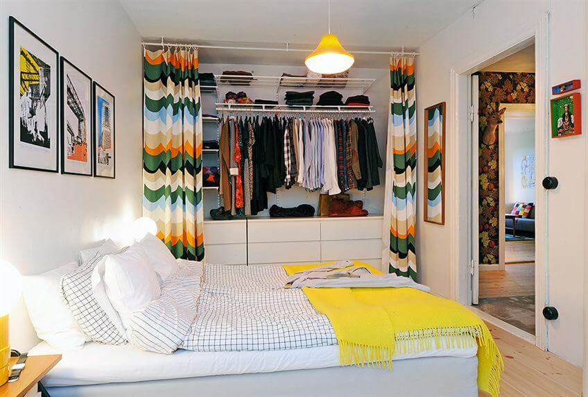 Begehbarer Kleiderschrank in einem kleinen Schlafzimmer