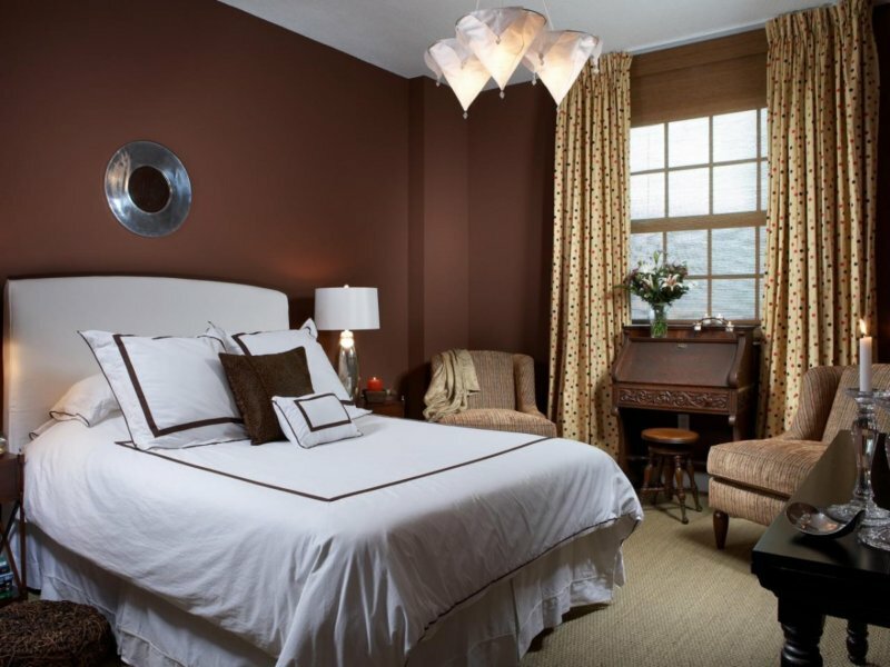 Schlafzimmer im schokoladenfarbenen Design