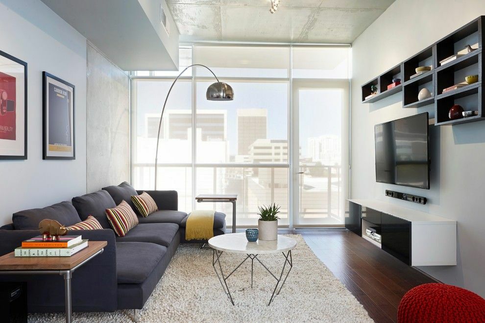 Panoramatické okno v obývacím pokoji ve stylu high-tech