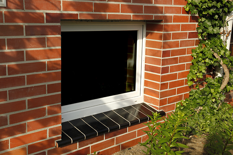 I källaren kan fönster installeras även på sin vanliga höjd, och det finns inget naturligt ljus i källaren FOTO: golowczynski.pl