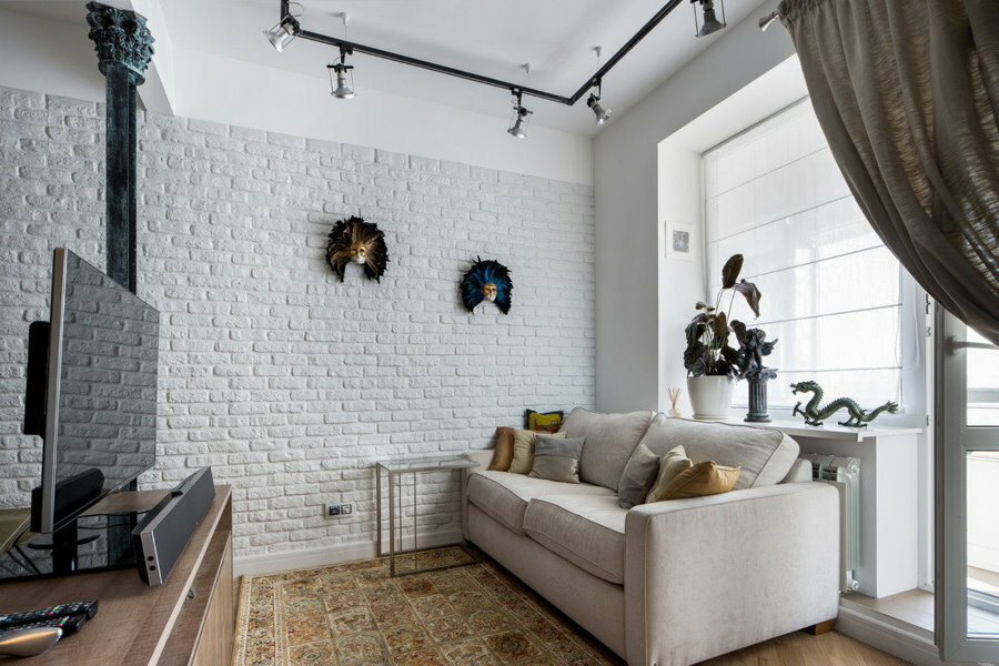 Imitace světlých cihel pomocí tapety v obývacím pokoji