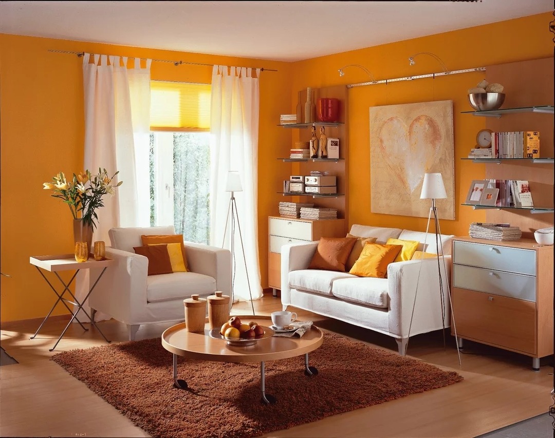 oranžinė sienų spalva gyvenamajame kambaryje