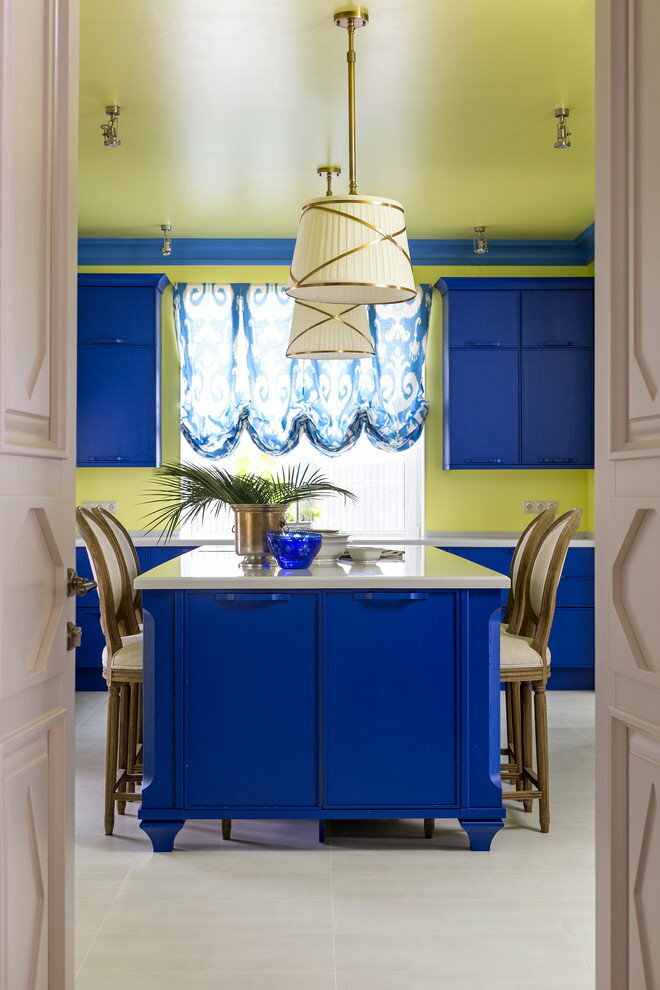 Maalattu katto keittiössä sinisillä huonekaluilla