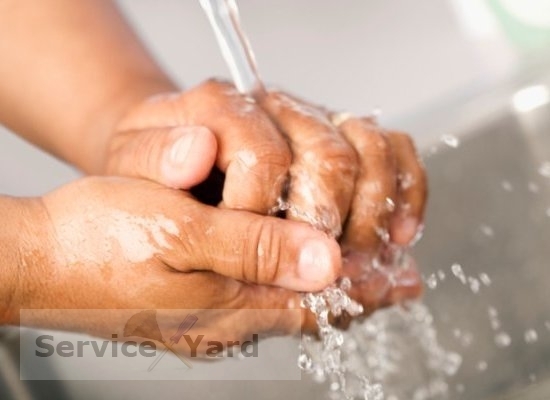 Dann Mangan von den Händen waschen