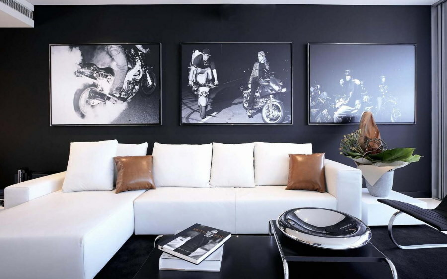 Bílá pohovka v obývacím pokoji s černou podlahou