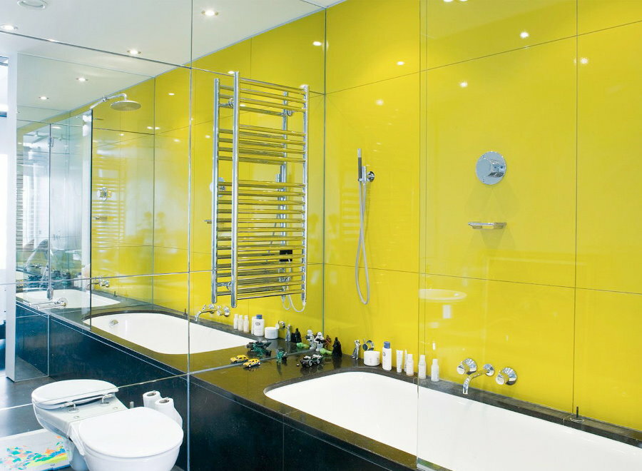 Gelbe Fliesen an der Wand des kombinierten Badezimmers