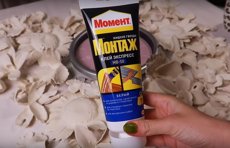 For fastening of gypsum flowers you will need a reliable glue, because they are much harder than in the fabric version. Master-class author has used glue "Moment montage", which perfectly holds the details of the weight and perfectly glued together foam and plaster
