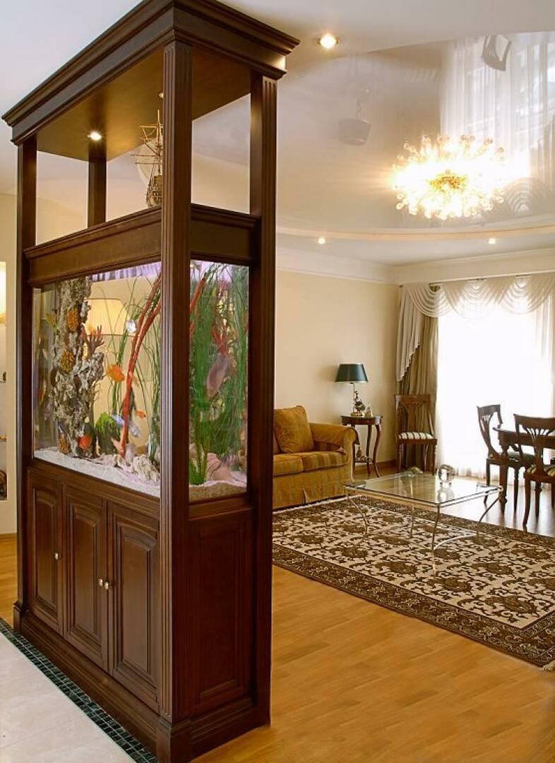 Aquarium in einer Holztrennwand zwischen Flur und Wohnzimmer