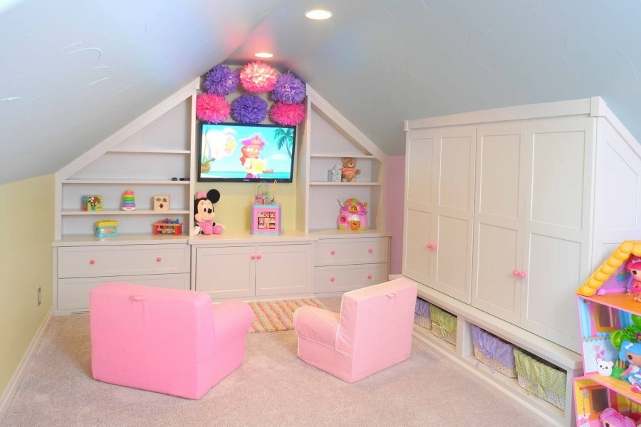 Biely nábytok v detskej izbe v podkroví