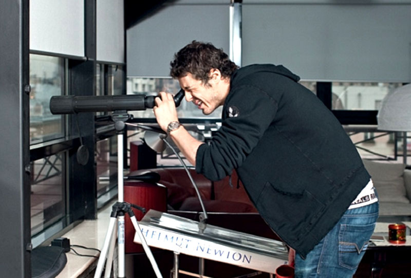 Pateicoties profesionālam teleskopam, Marats var novērot ne tikai zvaigznes, bet arī galvaspilsētas dzīvi.