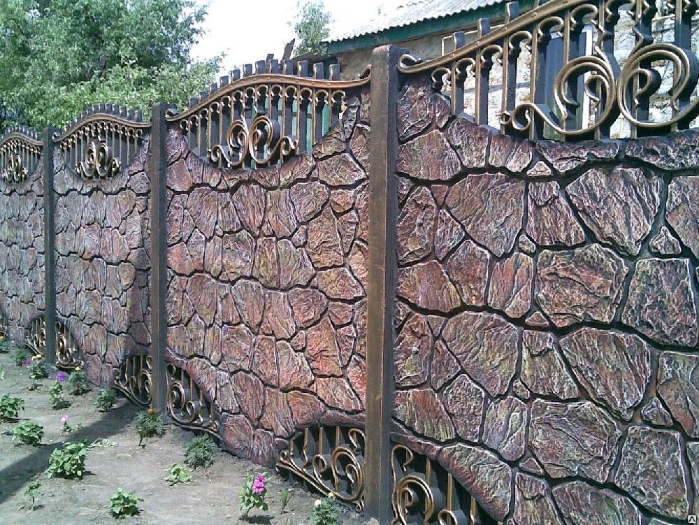 גדר בטון עם אלמנטים פתוחים