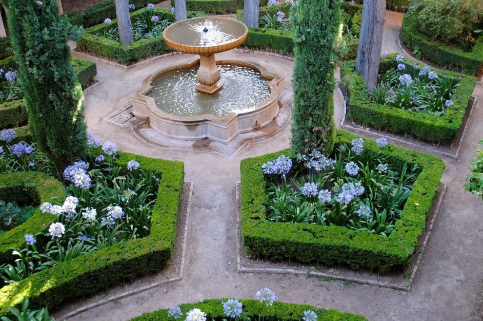 Fontana v majhnem vrtu rednega stil