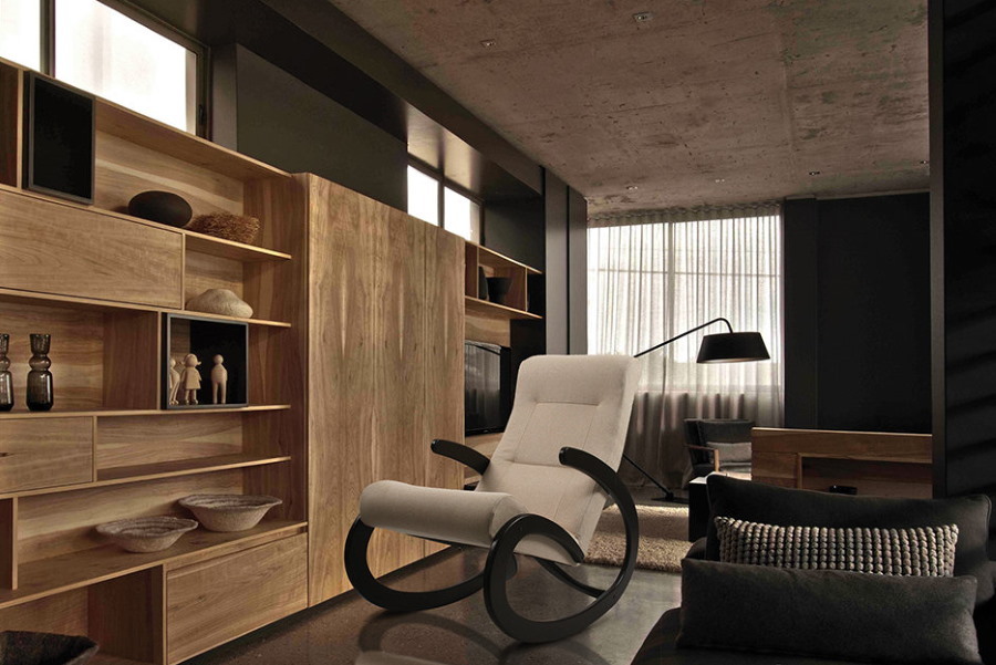 Cadeira de balanço na sala de estar com móveis de madeira
