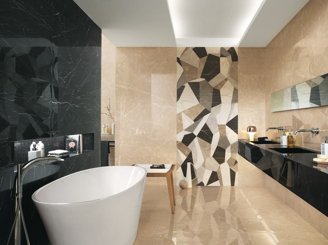 Groot badkamerpaneel met geometrische tegels