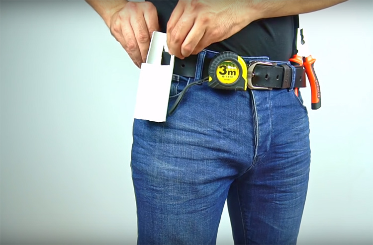 Questo organizer può essere facilmente attaccato a una cintura o a una tasca. Hai solo bisogno di agganciare il tessuto con la linguetta