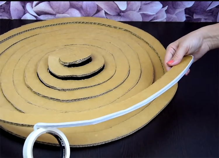 Käytä tätä teippiä spiraalin reunan liimaamiseen. Levitä tämä teippi jokaisen nauhan molemmille puolille. Jos sinulla on paljon maalarinteippiä, voit yksinkertaisesti kääriä sen pahvin ympärille.