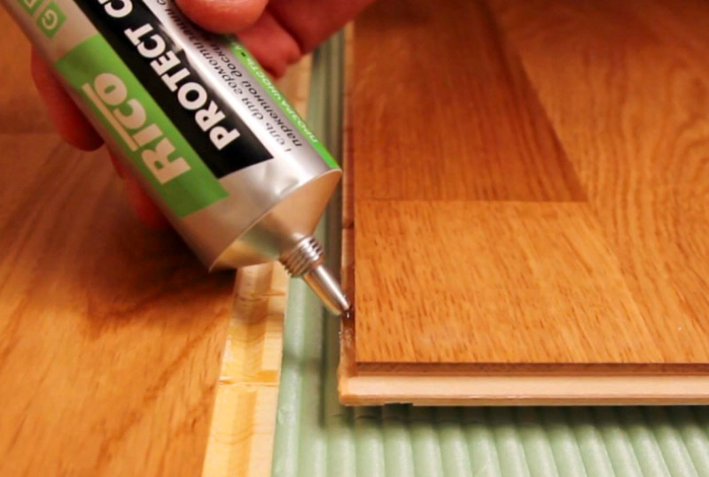 Aby sa zaistila úplná tesnosť podlahy, na spoje panelov sa dodatočne nanáša silikón.