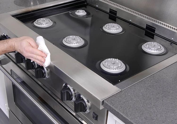 El mantenimiento regular de la estufa la mantendrá limpia y simplificará el proceso de limpieza.