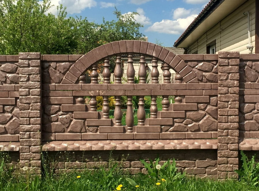 Belle clôture en béton armé dans une zone suburbaine