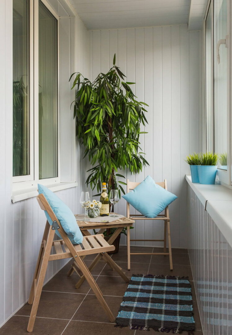 Balkono mediniai baldai su apvalkalu
