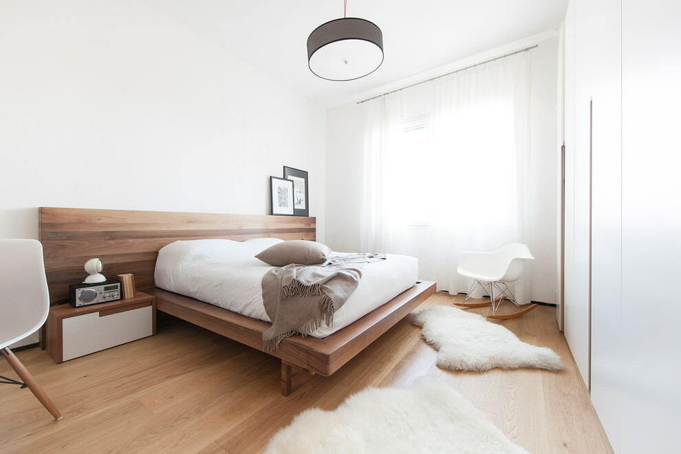 The use of solid wood in the design of the bedroom