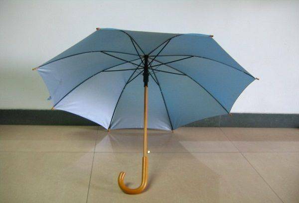 Wie man einen Regenschirm zu Hause richtig wäscht