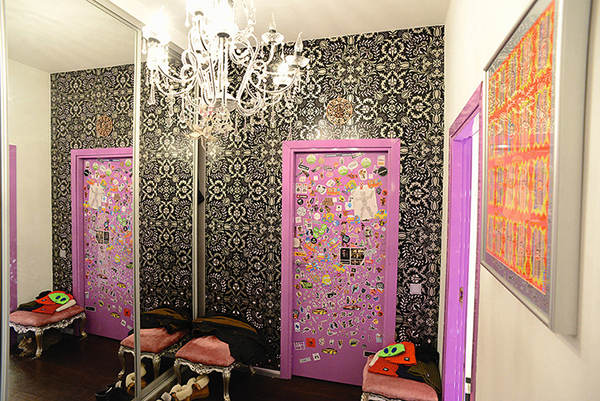 Designerinredning i Masha Tsigals lägenhet i Moskva. Det finns inget som heter för mycket rosa. Upprörande klassiker i interiören.