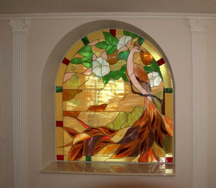 Målat glas dekoration av en nisch i väggen i korridoren
