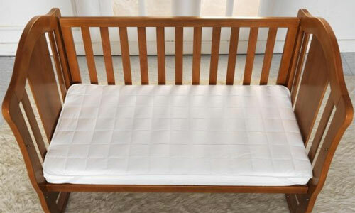 Welke matras is beter voor een pasgeboren baby - kies de juiste