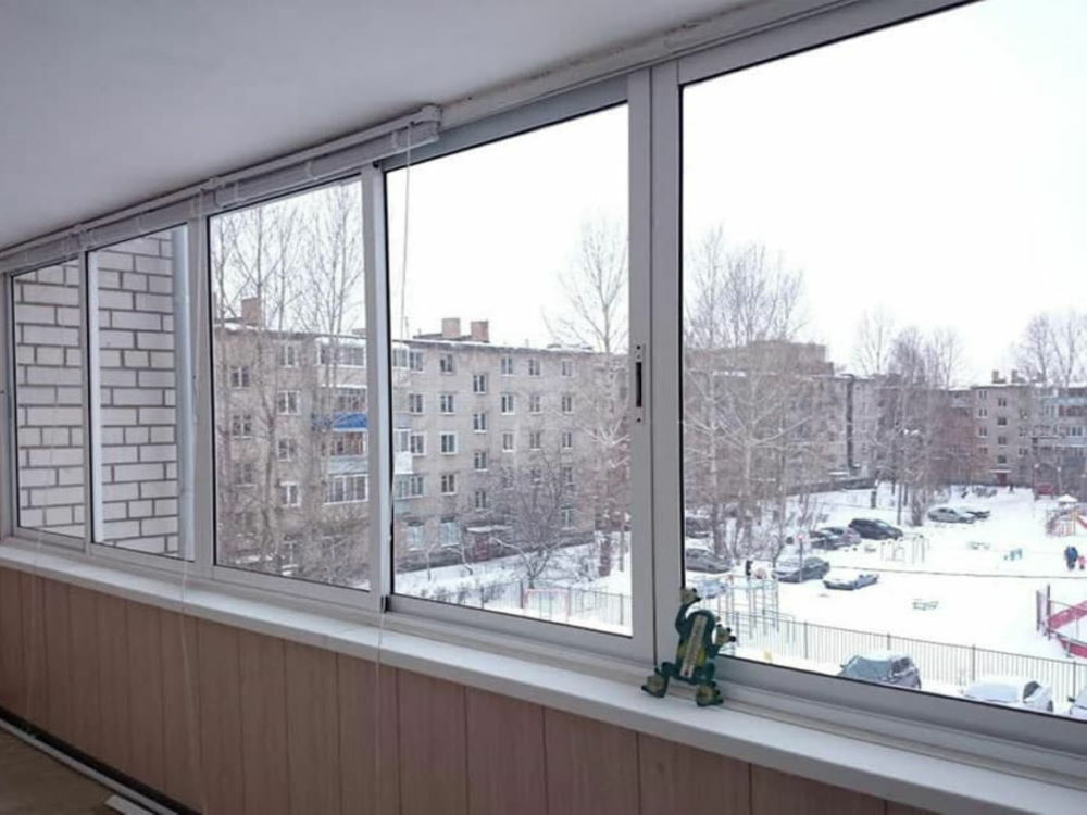 Photo d'un vitrage de balcon avec un système PVC froid