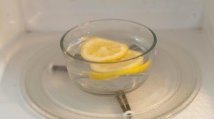 Kako hitro očistiti mikrovalovno pečico iz maščob: čistila in pravila