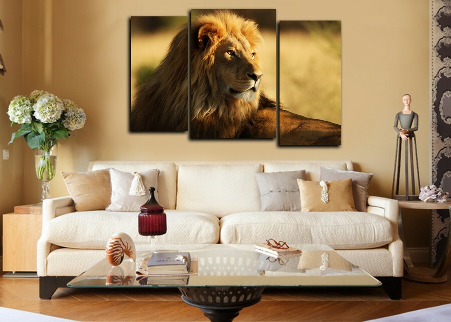 Lev v modulárním obrazu v obývacím pokoji