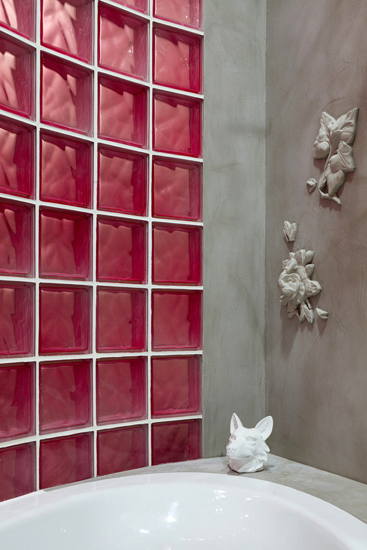 Badrummets betongväggar är dekorerade med flera basreliefer med ett blomsterarrangemang