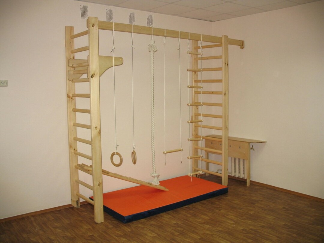 Sportwand aus Holz in einem geräumigen Kinderzimmer