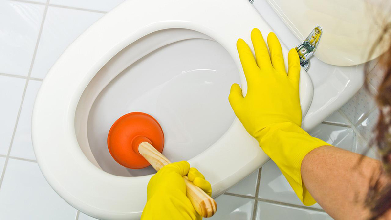 Hur man rengör en blockering i toaletten de bästa verktygen och utrustningen
