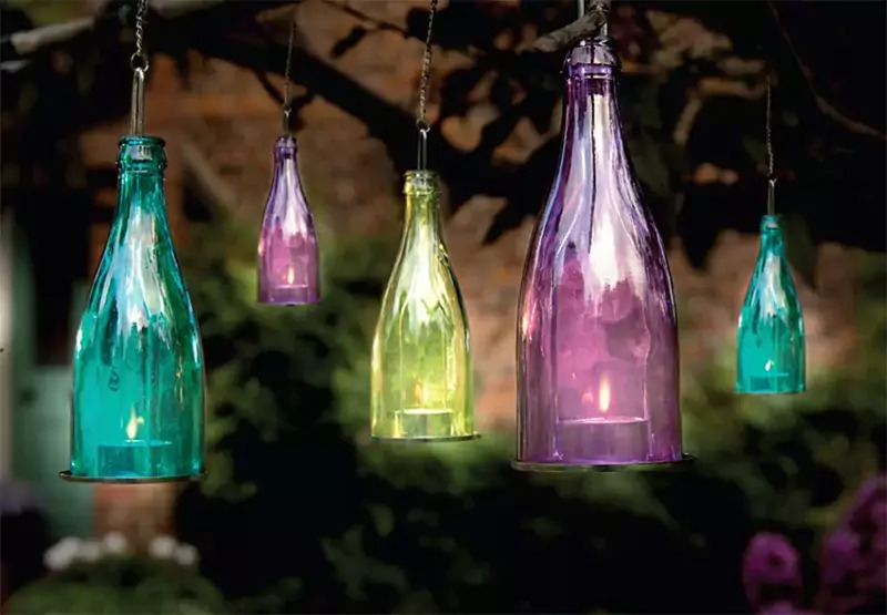 Bet, lai izgatavotu šādas lampas no pudelēm, jums ir jāmīl: nogrieziet dibenu