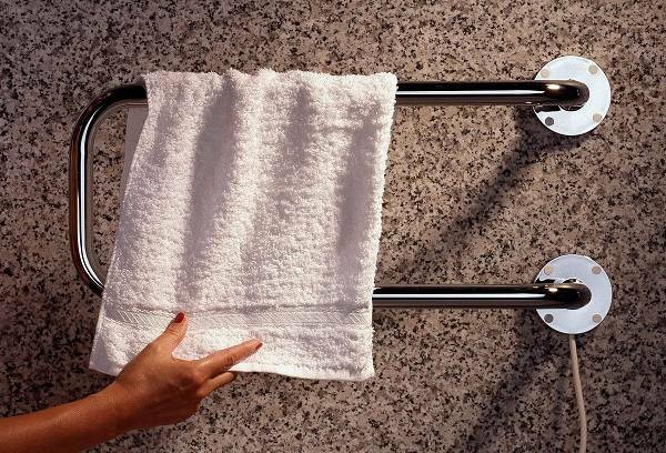 Ką ir kaip pasirinkti rankšluostį vonios kambaryje: tipai, savybės, funkcijos