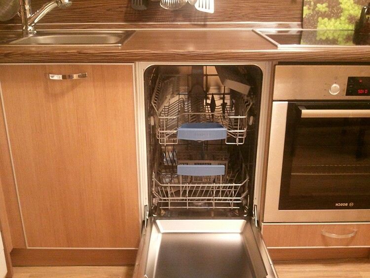 For det meste er oppvaskmaskiner installert i nærheten av vasken.