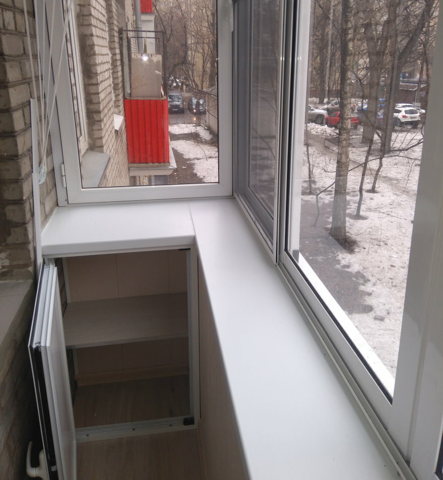 Balkone įmontuota spintelė su išnešimu
