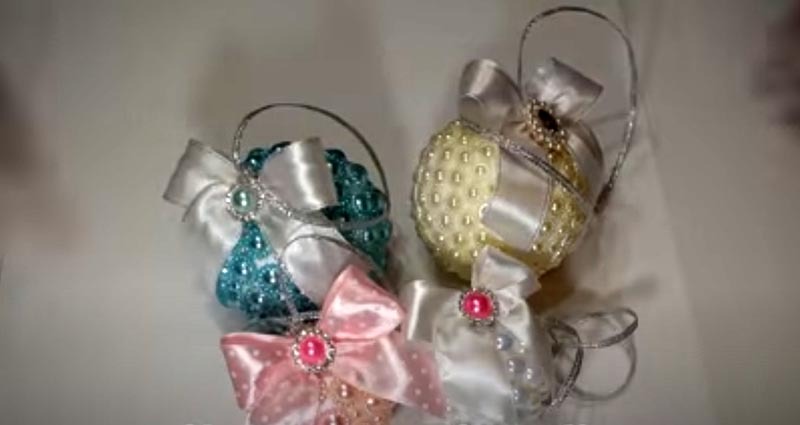 Jouets de Noël DIY: fils, boutons, demi-perles
