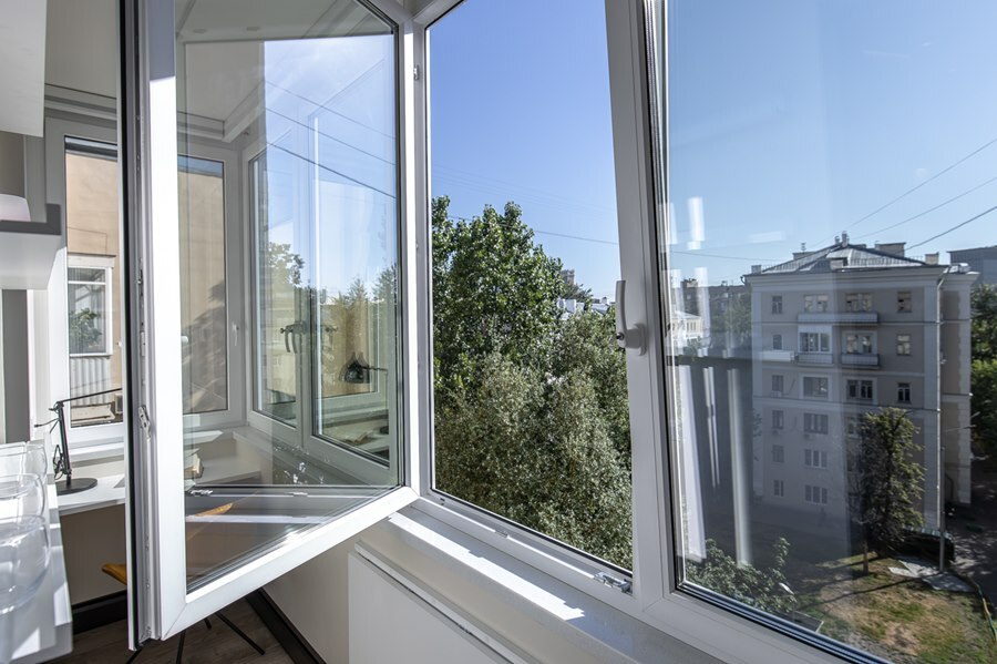 Offener Flügel eines Kunststofffensters auf dem Balkon