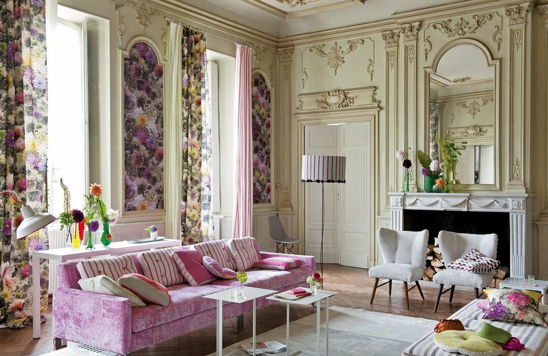 Violetti sohva olohuoneen sisustuksessa: huoneen suunnittelu eri väreissä, valokuva