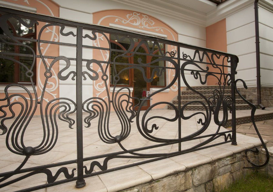 Span smeedijzeren hek in de Art Nouveau-stijl