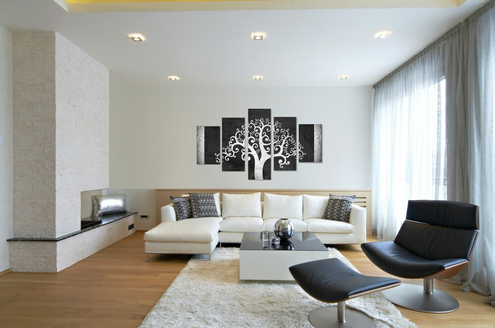Polyptych se stromem na bílé zdi obývacího pokoje