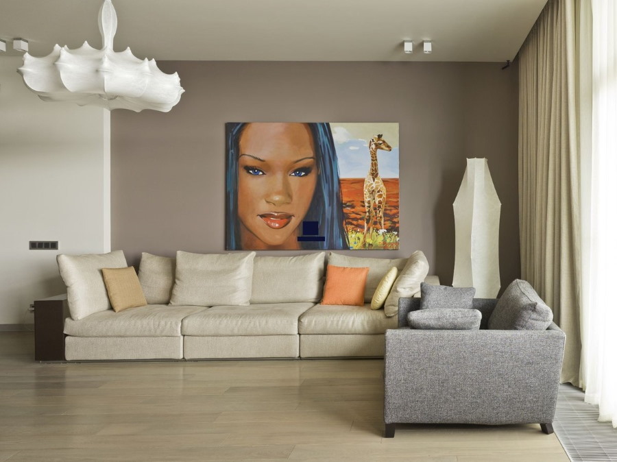 Malba s portrétem v obývacím pokoji s minimem nábytku