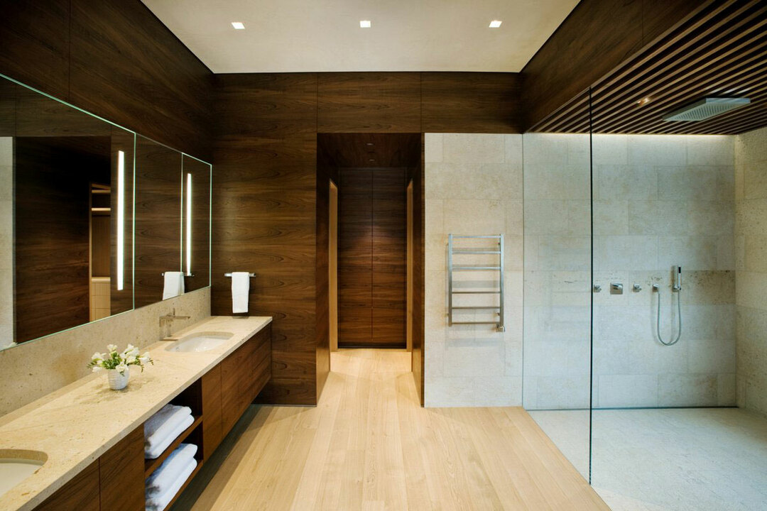 Vandtæt laminat til badeværelset: interiørfoto med lamineret vægdekoration