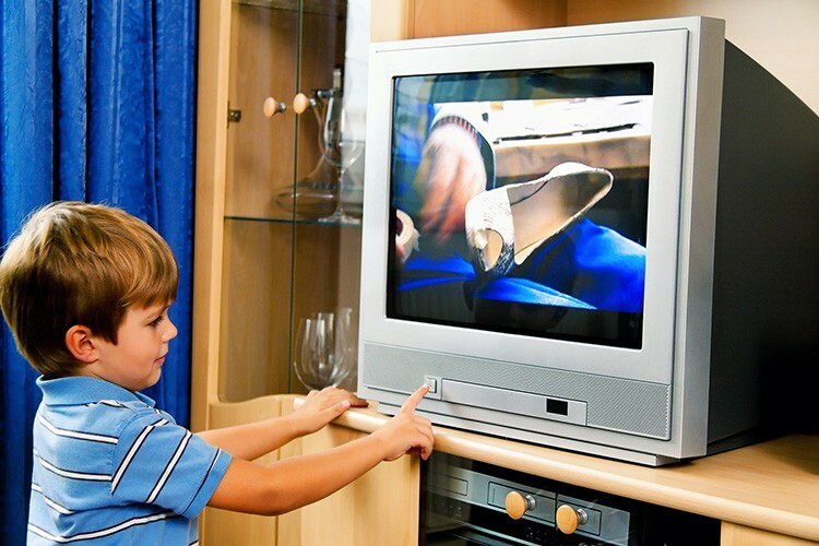 Wenn Sie in einer kleinen Küche fernsehen, sollte Ihre Sicht ausschließlich auf die Mitte des Bildschirms fallen.