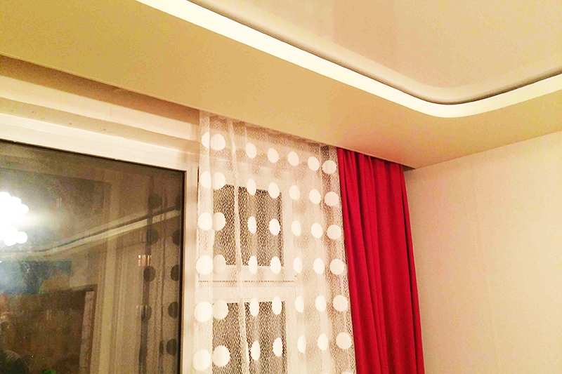 Okna potřebují krásný design: jaké jsou tyče stropních závěsů