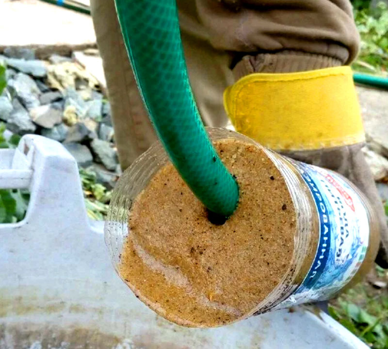 Vesivirta huuhtelee pois hiekan ja laskeutuu pulloon. Irrota letku ja pullo säännöllisesti kaivosta puhdistusta varten.